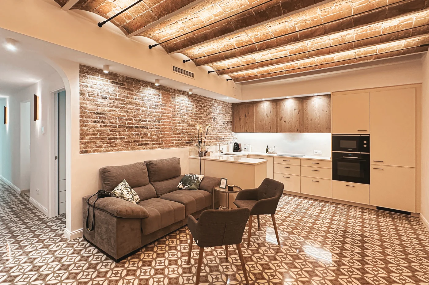 Reforma integral de vivienda en La Nova Esquerra, colaboración LAR Architects × Bricomanitas