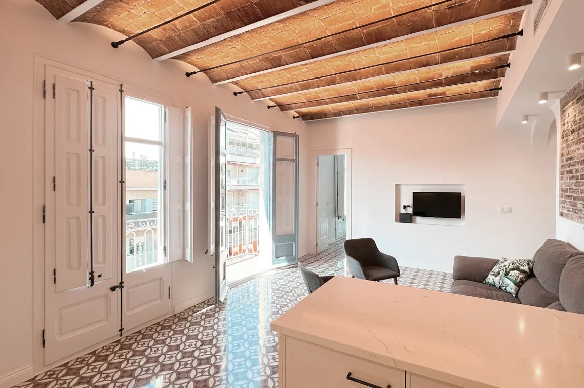 Vista de la zona de día hacia las ventanas en la vivienda de La Nova Esquerra