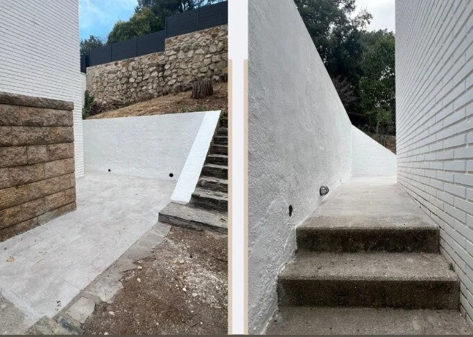 Escalera y muros en un espacio exterior