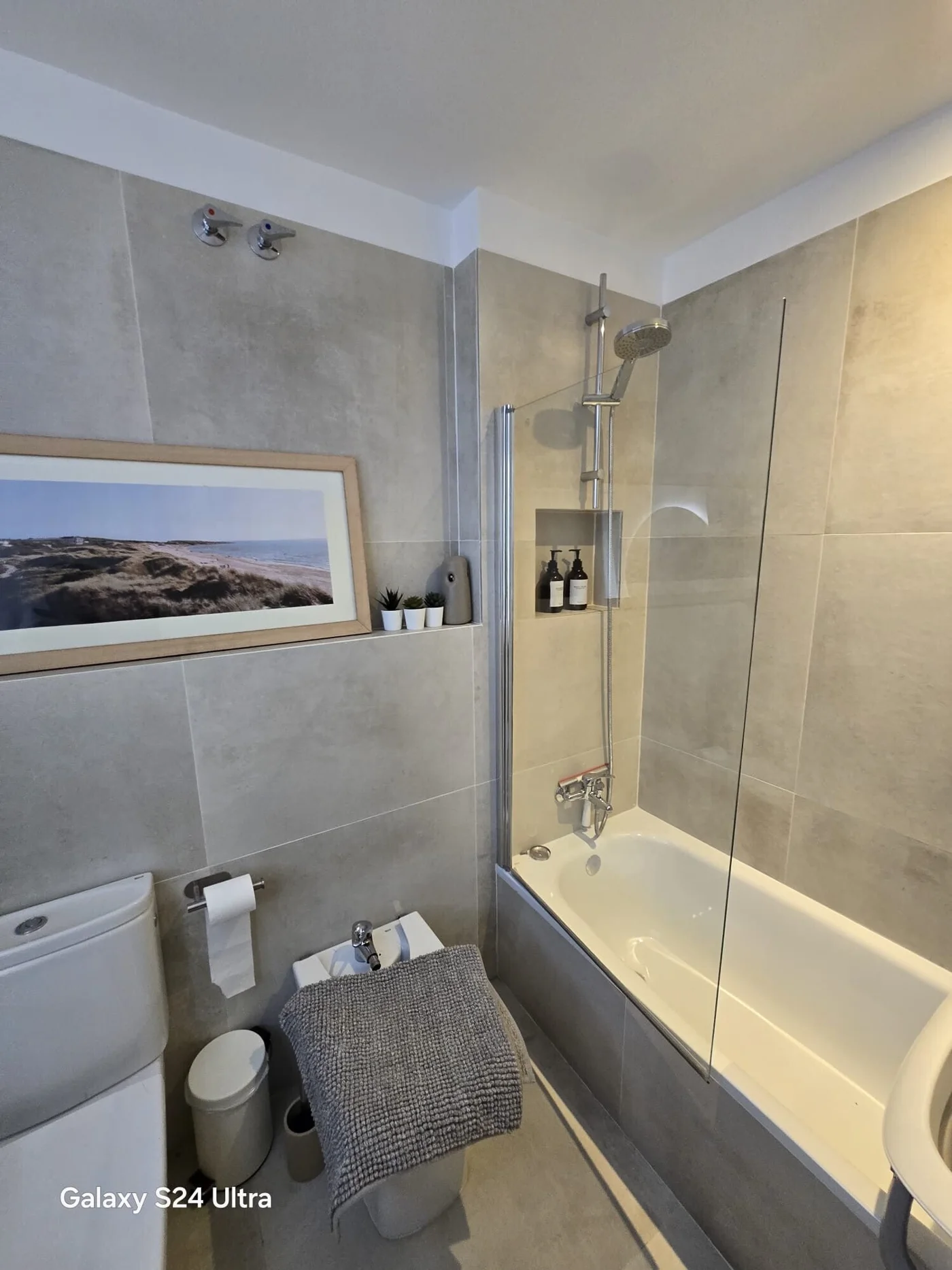 Baño con bañera y paredes revestidas